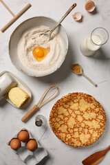 Préparation la pâte pour crêpes, blinis, pancakes. Les ingrédients sur une table: beurre, oeufs, farine, lait, sucre, sel.