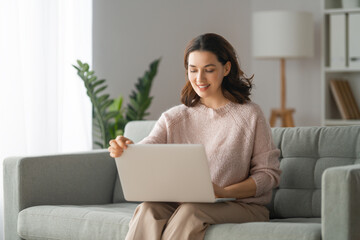 Obraz na płótnie Canvas woman using laptop
