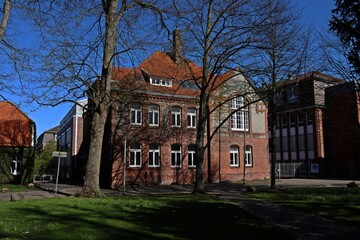 Fototapeta na wymiar Blick vom Fräuleinshof auf das alte Kreishaus in Norden, Ostfriesland