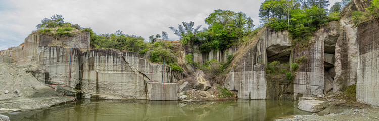 栃木県宇都宮市　大谷石採掘場　露天掘り　カネホン