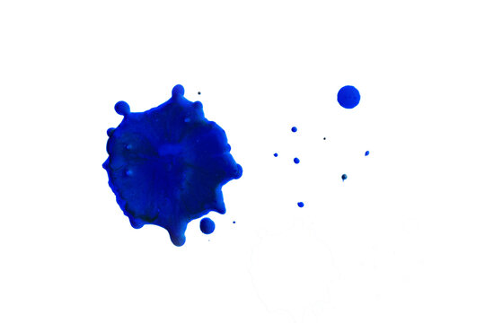 Blauer Tintenklecks und kleine Spritzer auf wei&szlig;em Hintergrund