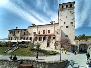 Castello della regina Cornaro, Asolo, panorama del Castello completo delle mura con la Torre dell'Orologio  detta Reata, panorama completo in una giornata di sole e di turisti