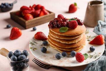 Les crêpes sur une assiette couvert de fraises et confiture de fraise