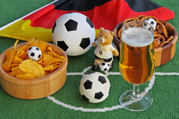 Tisch mit Bier und Snacks für die Fußball Party.
