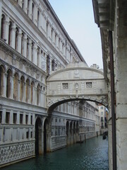 Fototapeta na wymiar Pont des Soupirs surplombant un canal et reliant deux bâtisses anciennes à Venise, la Cité des Doges, Italie 