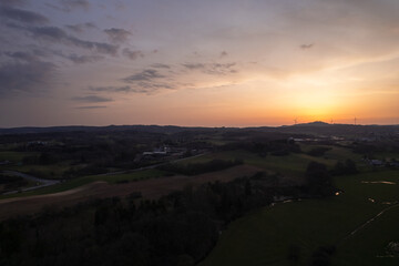 Sonnenuntergang mit dramatischem Himmel