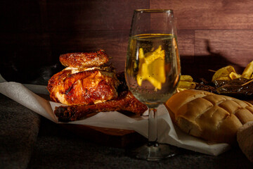 Pollo asado y vista de copa de cava 