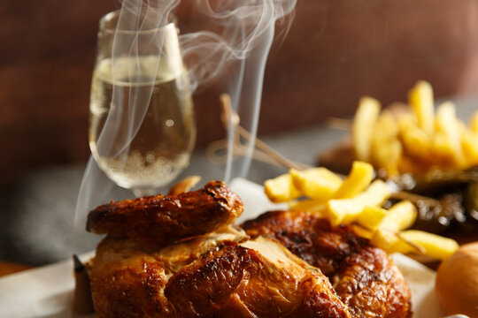 Pollo asado y vista de copa de cava 