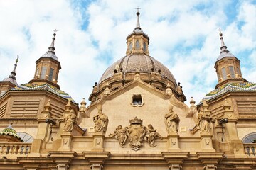 Fototapeta na wymiar Basílica de Nuestra Señora del Pilar in Zaragoza, Spain photo