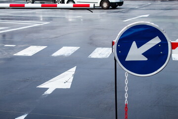 Set of road signs on the ground and with discs to facilitate driving