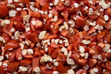 Pomidory pokrojone w kostkę z czosnkiem w plasterkach