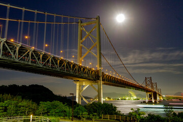月明りに照らされる瀬戸大橋