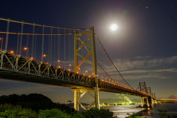 月明りに照らされる瀬戸大橋