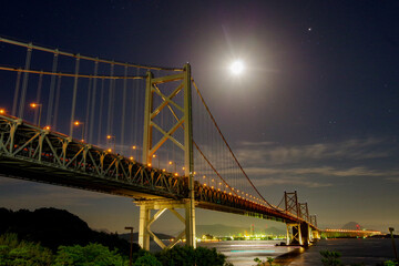 月明りに照らされる瀬戸大橋