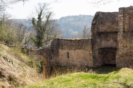 Ruines du château et murailles