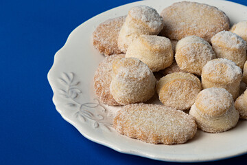 Plato con mantecados hechos en casa.