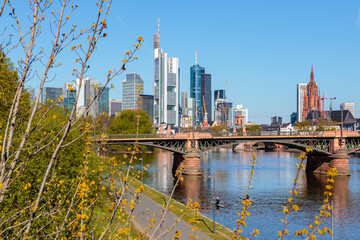 Fototapeta na wymiar Frankfurt am Main, im Vordergrund die Ignatz-Bubis-Brücke. 18.04.2022