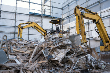 家屋・ビルの解体工事現場　がれきの山　産業廃棄物　Demolition of old...