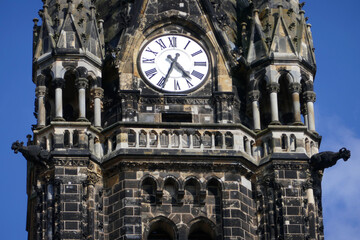 Fototapeta na wymiar Turmuhr der Peterskirche in Leipzig