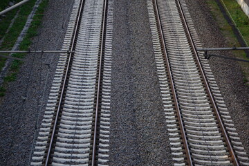 Fototapeta na wymiar Parallel laufende Eisenbahnschienen