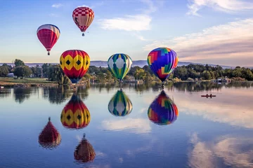 Fotobehang De 25e jaarlijkse Great Prosser Balloon Rally. Gigantische ballonnen vliegen over de Yakima-rivier © Victoria