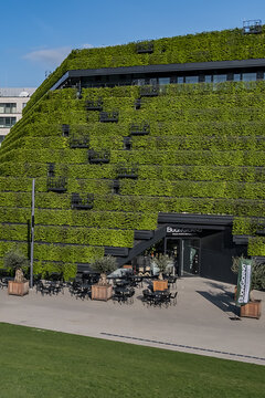 Dusseldorf Modern architecture: Ko - Bogen 2, detail of green facade with step of plant wall cover the building at Ko-Bogen 2. DUSSELDORF, GERMANY. APRIL 16, 2022.