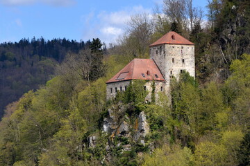 Burg Krempelstein auf einem Felsen vor strahlend blauem Himmel