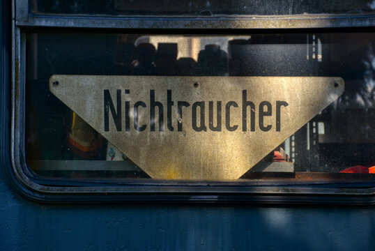 Schild, Tafel, Zeichen, Nichtraucher, Eisenbahn, Zug, Personenzug, Personenwagen, Abteil, Nichtraucher-Abteil, Signalisierung, Information, informieren, Orientierung, alt, Form, Geometrie, Dreieck, Wo