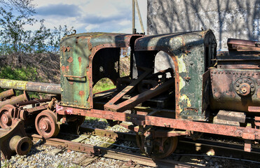 Lost Place, Urban Exploring, Dampflok, Teile, Führerhaus, Eisen, Metall, zerlegt, demontiert, Stangen, Rohre, Tank, Wassertank, Tender, Rost, rostig, verrostet, angerostet, braun, Rostbraun, Rad, Räde