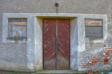 Tür, Holztür, Fenster, verriegelt, zugenagelt, Wasserturm, alt, Jahrhundertwende, Holz, Tradition, Zeit, Eingang, versperrt, Lost Place, Urban Exploring, ausgezogen, stillgelegt, verlassen, aufgelasse