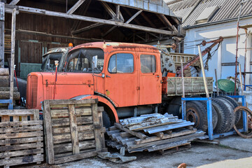 Lost Place, LKW, Laster, abgestellt, Freigelände, Steyr, Lastkraftwagen, Diesel, Motorhaube, Militärfahrzeug, Kran, vergessen, ausgemustert, verrostet, rostig, Ladefläche, Holz, Boardwand, stillgelegt