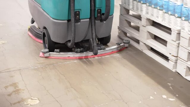 The washer machine does wet floor cleaning in the mall. 
