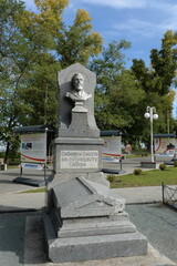 Obraz premium The grave of Nikolai Yadrintsev, researcher, scientist, traveler at the cemetery in the mountainous part of Barnaul