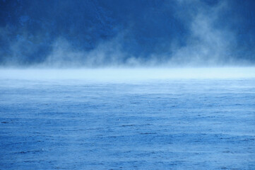 氷点下の湖面