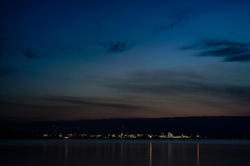 工場夜景と海