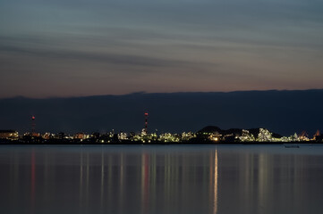 Naklejka premium 工場夜景と海