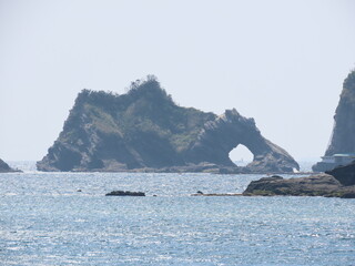Fototapeta na wymiar 勝山港の沖に浮かぶ、浮島に付属する大ボッケ