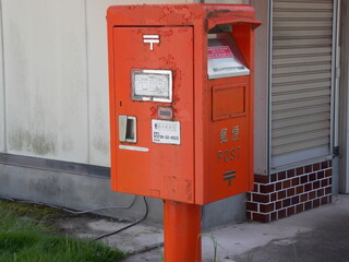 駄菓子屋の横の郵便ポスト