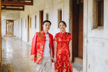 Obraz premium Happy young Asian couple in Chinese traditional dresses