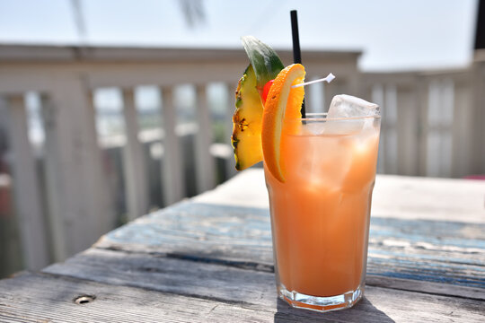 テラスのウッドテーブルとグアバジュース