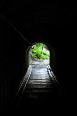 不気味な階段状の逗子住吉トンネル