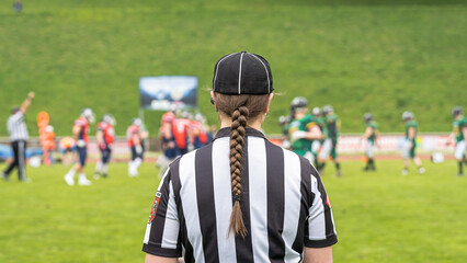 Fototapeta premium Eine Schiedsrichterin bei einem Footballspiel in Deutschland!