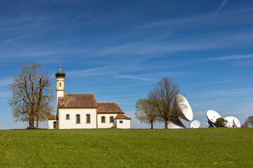 Kirche und Antennen der Erdfunkstelle in Raisting