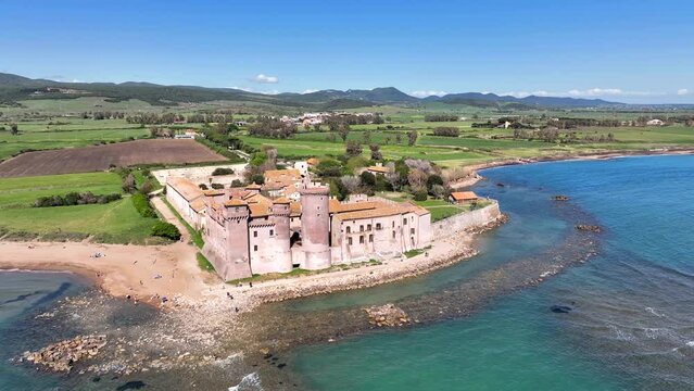 Castello sul mare.
Il Famoso castello di Santa Severa sul litorale Laziale, Roma, Italia, 