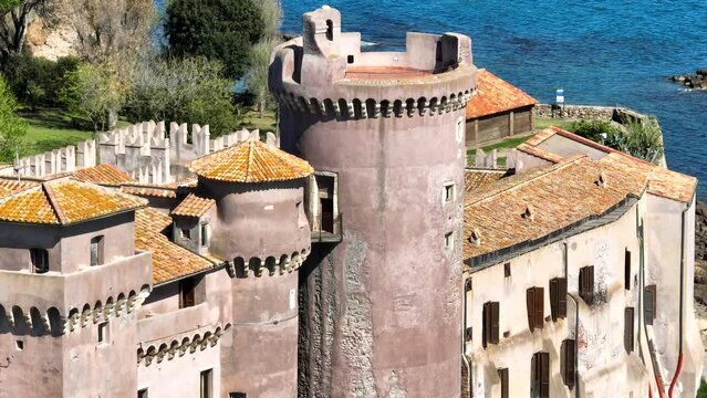 Castello sul mare.
Il Famoso castello di Santa Severa sul litorale Laziale, Roma, Italia, 
