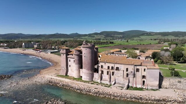Castello sul mare.
Il Famoso castello di Santa Severa sul litorale Laziale, Roma, Italia, 