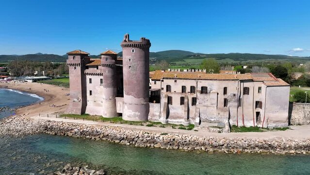Castello sul mare.
Il Famoso castello di Santa Severa sul litorale Laziale, Roma, Italia, 