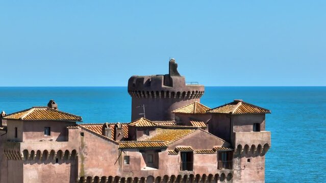 Castello sul mare.
Il Famoso castello di Santa Severa sul litorale Laziale, Roma, Italia, 