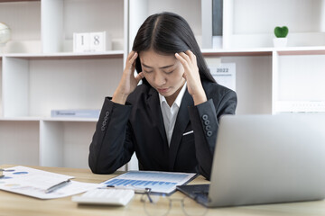 Asian female staffers are disappointed by the mistakes made, Despair or disappointment, Sad feeling, Suffering, Desperate, Hopeless, Fail, disastrous, bankrupt, Scared, panicky, Failure of life.