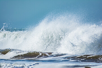 Naklejka premium small waves with great force on the coast of the sea